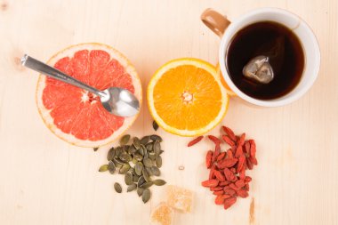 Sağlıklı kahvaltı meyve, çay, goji Karpuzu, tohum ve zencefil ile