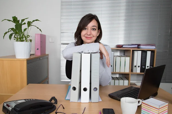 Femme d'affaires avec des documents dans son lieu de travail — Photo