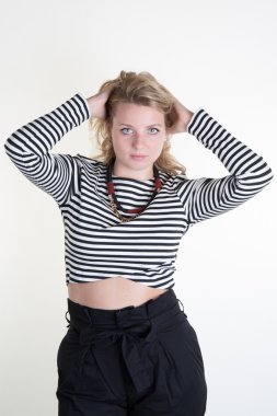 Kadın bir çanta ile mavi top