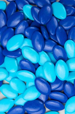 Beyaz bir arka plan üzerinde parlak mavi renk şeker