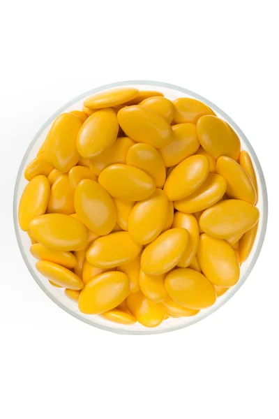 Tarro de caramelo amarillo decorado contra aislado sobre fondo blanco — Foto de Stock