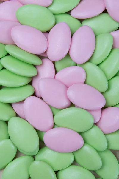 Verde e rosa Páscoa / casamento dragees de chocolate isolado no fundo branco ) — Fotografia de Stock