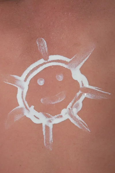 Crème solaire en forme de soleil symbole de bonheur — Photo