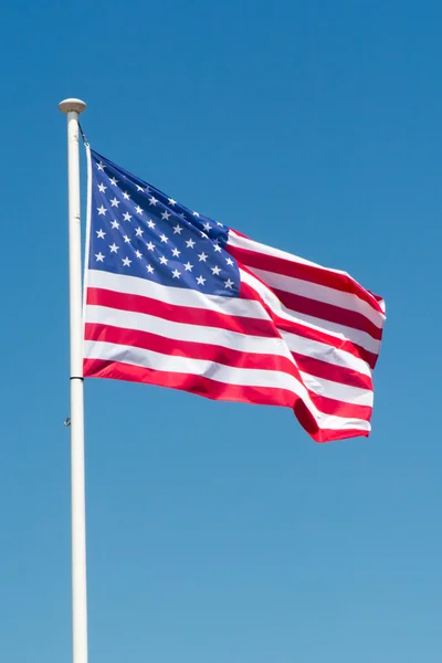 Drapeau américain agitant dans un ciel bleu — Photo