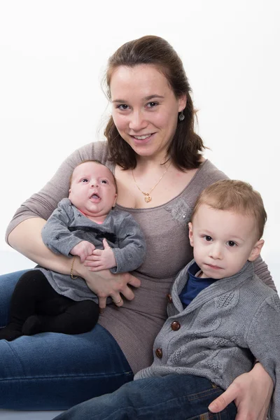 Liebevolle Mutter mit zwei Kindern, Baby und Junge, isoliert — Stockfoto