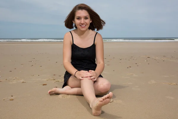 Obrázek ženy beach jógy pózuje — Stock fotografie