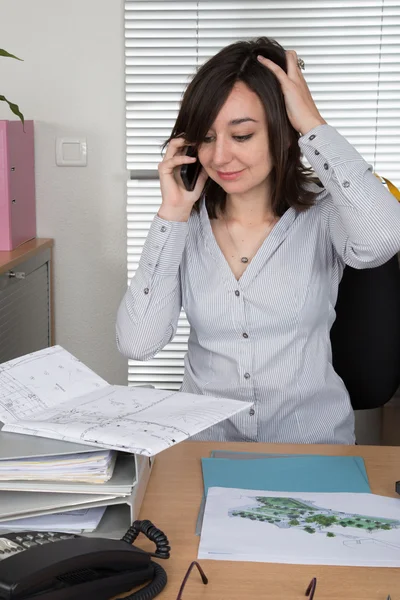 Podnikatelský koncept - podnikatelka mluví po telefonu v úřadu — Stock fotografie