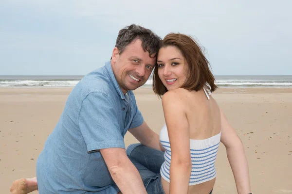 夏のビーチで一緒にカメラを探しているカップル — ストック写真
