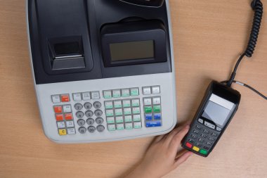 Bir depo içinde kredi kartı swiping Yazar kasa ile el