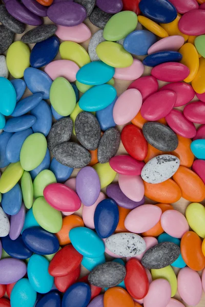 Beyaz arka plan üzerinde renkli badem şekerleri — Stok fotoğraf