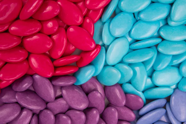 Крупный план кучи разноцветных шоколадных конфет — стоковое фото