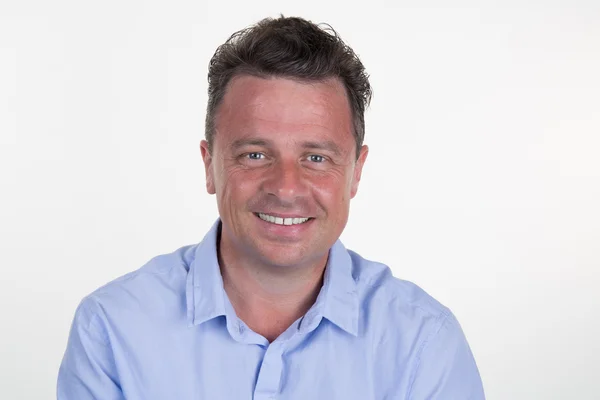 Un hombre guapo sonriendo. Aislado sobre fondo blanco — Foto de Stock