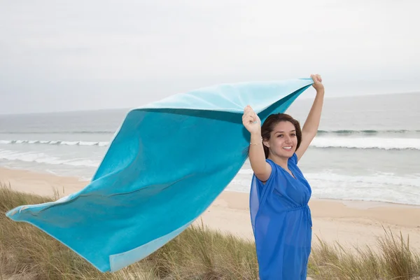 Dívka s ručníky na pláži. Cestování a dovolená. Koncept svobody — Stock fotografie