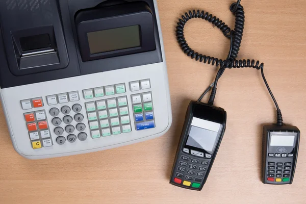 Tarjeta de crédito deslizante a mano en una tienda con caja registradora — Foto de Stock