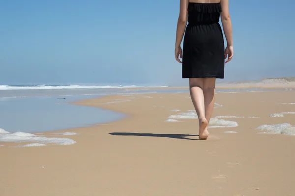 Mulher branca caminha ao longo da bela praia — Fotografia de Stock