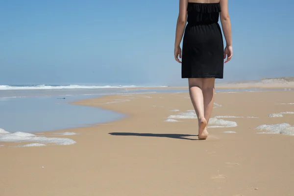 Donna caucasica cammina lungo la bellissima riva del mare — Foto Stock