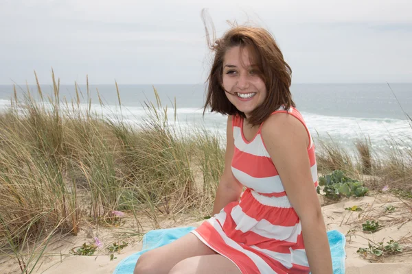Mladá atraktivní žena v blízkosti oceánu v letním dni — Stock fotografie