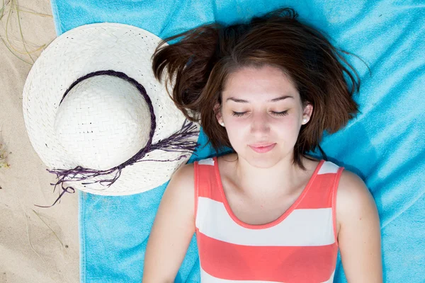 Vista desde la parte superior de la mujer con sombrero de playa de arena en verano — Foto de Stock