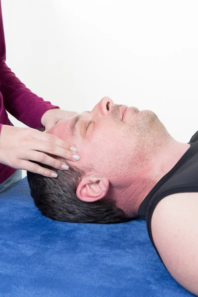 Dojrzały mężczyzna odbierający ucha refleksologii masażu obu świątyń — Zdjęcie stockowe