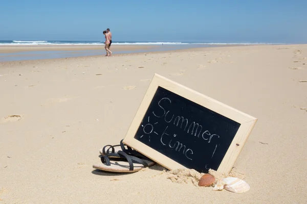 Summer time chalkboard on beach background — Stock Photo, Image