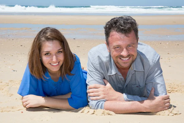 Fröhliches und lächelndes Paar genießt Strandurlaub — Stockfoto