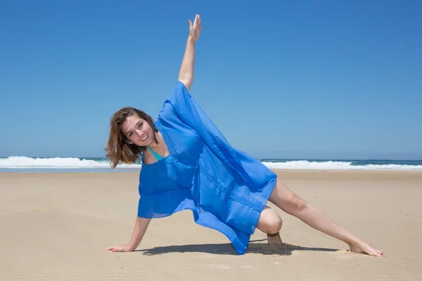 Stranden Yoga leende vackra sportiga unga kvinna som arbetar — Stockfoto