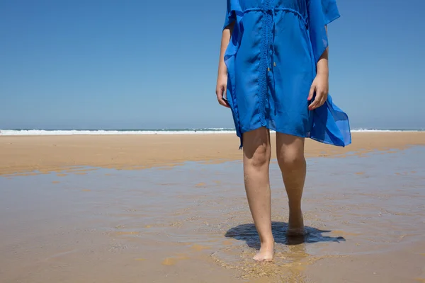 Viagem de praia - mulher andando na praia d 'água — Fotografia de Stock