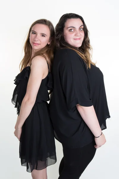 Due donne con diverse forme del corpo schiena a schiena — Foto Stock