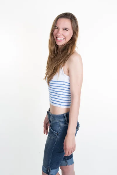 Profilbild eines lächelnden und posierenden Mädchens in die Kamera — Stockfoto