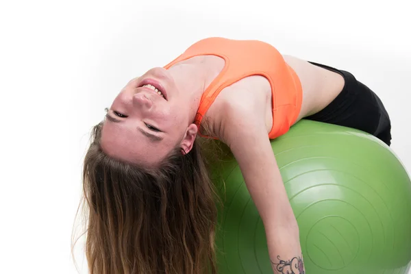 Hübsche Frau übt Pilates Ball-Workout-Haltung — Stockfoto