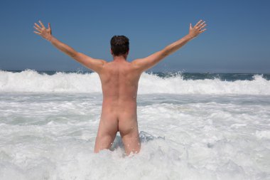 Adam çıplaklar plajında masmavi gökyüzü altında