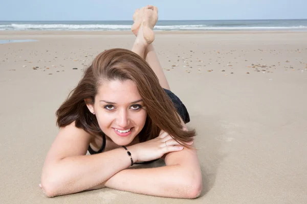 Portret uśmiechający się młodej kobiety na plaży — Zdjęcie stockowe