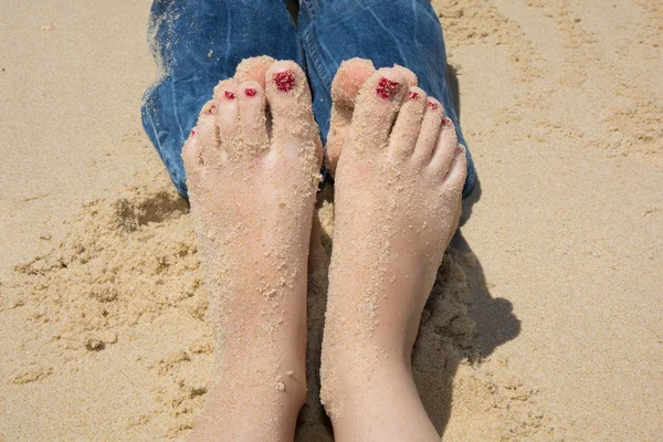 Image des jambes mâles et femelles sur fond de plage tropicale — Photo