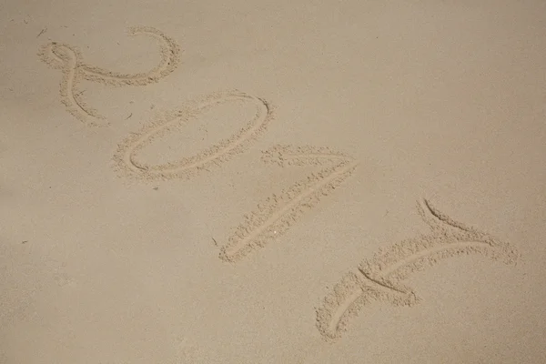 2017, messaggio scritto sulla sabbia in spiaggia — Foto Stock
