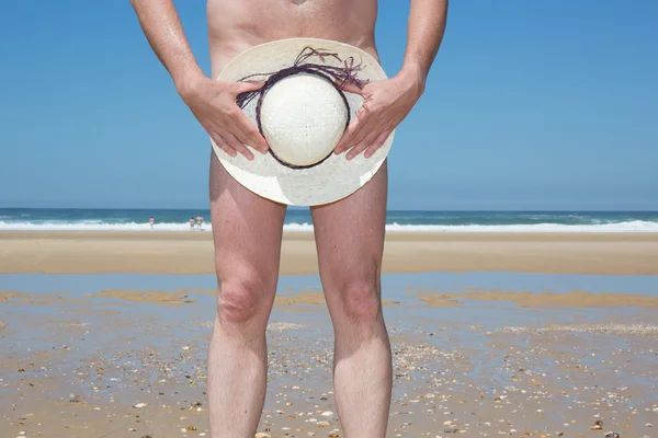 Nagi mężczyzna pozowanie z nago kapelusz, nad morzem — Zdjęcie stockowe