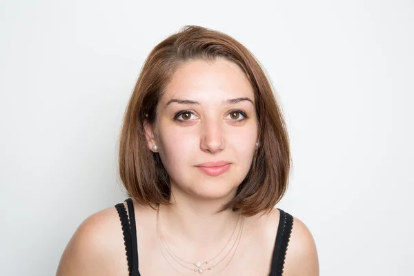 Retrato de uma jovem adulta mulher feliz sobre fundo branco — Fotografia de Stock