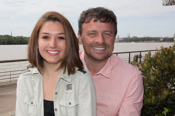 Mooie liefdevolle paar vergadering over de rivier, lifestyle, begrip, liefde, tederheid — Stockfoto