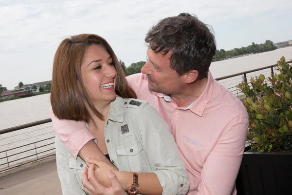 Pareja cariñosa sentada sobre el río, estilo de vida, concepto, amor, ternura —  Fotos de Stock