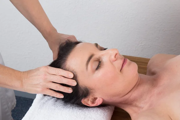 Terapeuta kobieta robi masaż na głowie kobiety — Zdjęcie stockowe