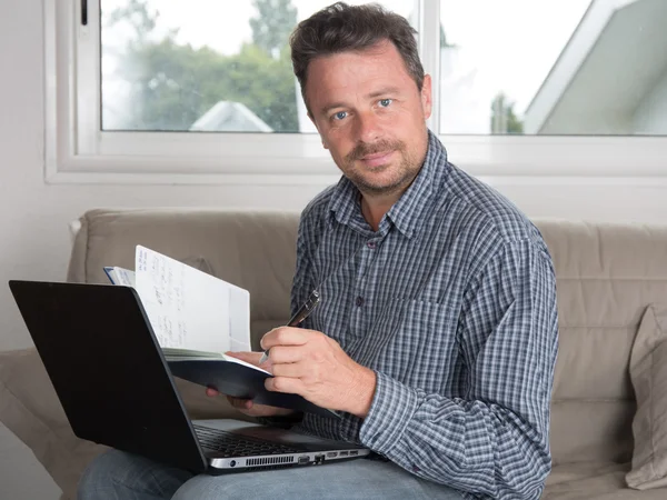 Man werkt thuis op laptop computer — Stockfoto