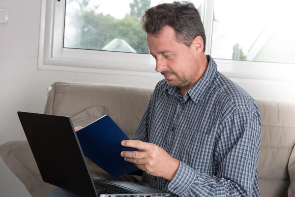 Uomo che lavora a casa sul computer portatile — Foto Stock