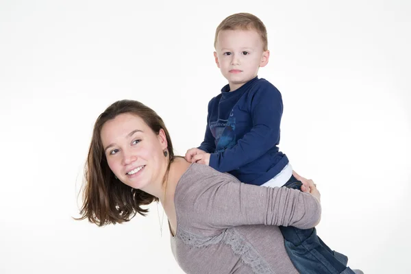 Retrato completo de una joven madre feliz con su hijo — Foto de Stock