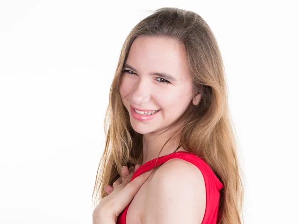 Mulher bonita em vestido vermelho sorrindo para a câmera — Fotografia de Stock