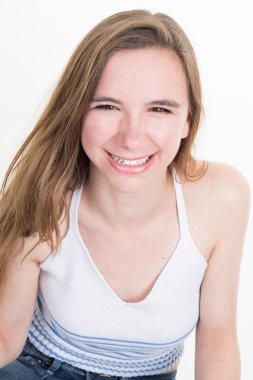 Güzel bir kadın yüzü. Beyaz üzerine genç bir stüdyo resmi.