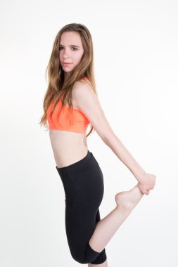 mujer atlética estiramiento - aislado sobre un fondo blanco