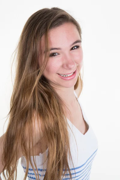 Modelo de mujer casual posando de pie con jeans y camisa aislada sobre un fondo blanco — Foto de Stock