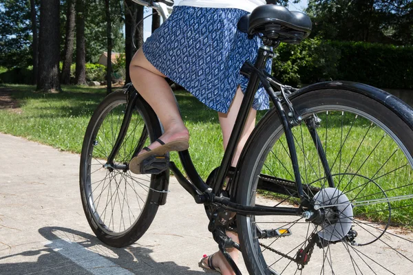 Vacker kvinna ben på cykel pedalen på nära håll — Stockfoto