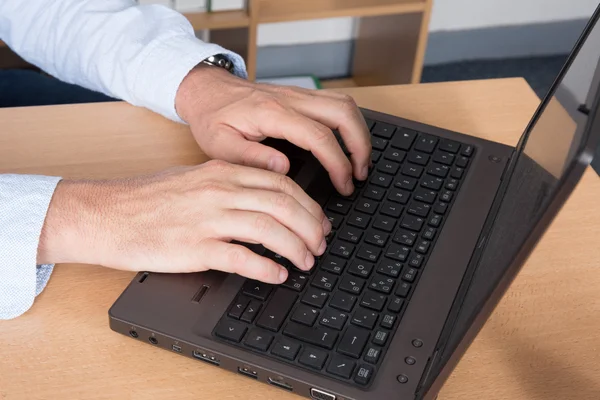 Iş kadını ellerini meşgul ofis Masası dizüstü bilgisayar kullanarak — Stok fotoğraf