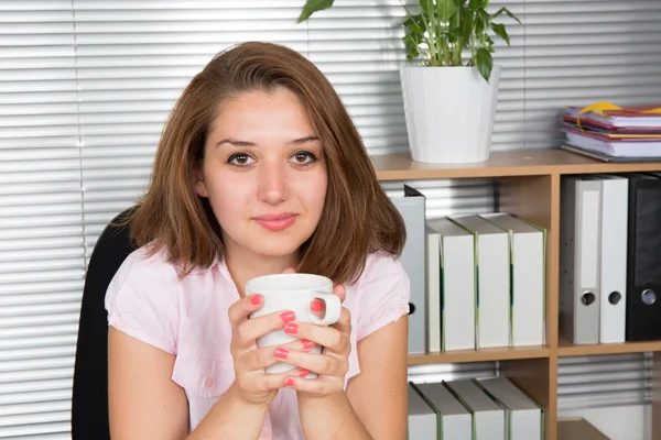 Mulher na mesa com um laptop e xícara de café — Fotografia de Stock