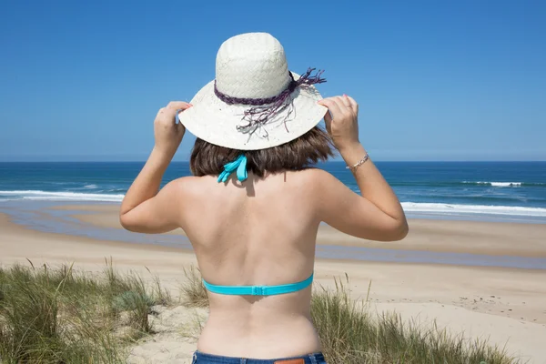 Mulher feliz de pé braços estendidos para trás e desfrutar da vida — Fotografia de Stock